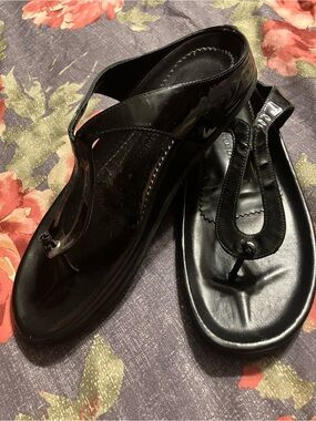 Donald J. Pliner Black Patent Thong Gun Style Sandals